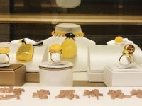 此地有首飾智能體驗一體機，消費者可在虛擬場景中看佩戴效果