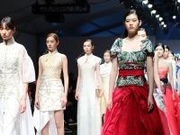 牛仔布遭遇東方刺繡，7位頂尖中國設計師演繹“時尚中國風”