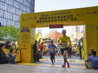 7分08秒登頂60層奪冠，這次垂直登高大獎賽挑戰靜安之巔