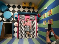 打砸隨意,宣泄有理——“不可思議減壓館”亮相申城 打砸隨意,宣泄有理——“不可思議減壓館”亮相申城