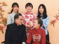 他在上海這個社區教會許多居民這個技能，也助女兒求職一臂之力