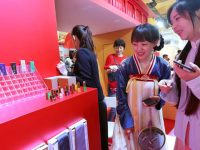 敦煌的晚唐款包包，吳冠中畫的傘，甚至重慶的火鍋周邊，全國的文創小可愛都來上海了