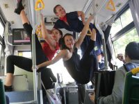 公交車變身劇場，咖啡廳也是舞臺，今年的表演藝術新天地有點不一樣