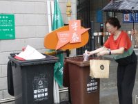 “你好，謝謝，再見”，這個小區垃圾分類保潔員很輕松，只講話不用動手