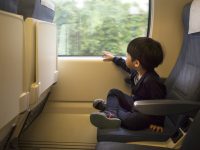 女子占6座給娃睡覺是不是“霸座” 鐵路部門該給出明確答案