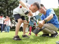 水火箭DIY、無人機操控、在線編程,科創助力“愛心暑托班”送達全市556個教學點 水火箭DIY、無人機操控、在線編程,科創助力“愛心暑托班”送達全市556個教學點