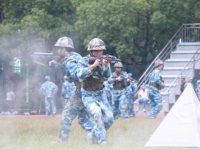 滬上高校軍訓首次上演真人版“穿越火線”