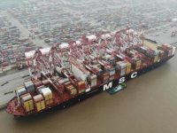 世界最大集裝箱船靠泊洋山港，便利措施提高通關效率