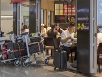 去虹橋機場就為趕飛機？資深飛人都是先吃再飛，還能看瑞幸同臺“死磕”星巴克