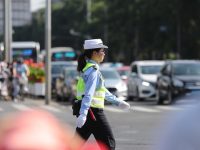 上海女輔警正式上崗，執勤首日遭遇高溫“烤”驗