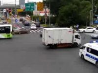 不聽指揮未避讓鳴笛救護車，司機加速搶道被處記3分罰款200元