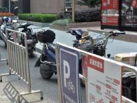 高大上的淮海路被亂停放的外賣、快遞車輛堵塞交通，警方這樣解題