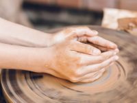 非遺大師世園會上遭“冷遇”，園方提示非遺手工藝項目都是免費的，放心體驗