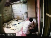 空調維修社區小廣告百分百不靠譜，編毛病、搞破壞還玩拖延術，老人最易引“戲精”入室