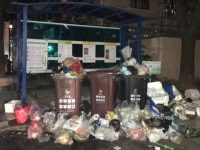 晚上沒人盯就亂扔,閔行這個小區集中投放點被垃圾包圍,怎么破? 晚上沒人盯就亂扔,閔行這個小區集中投放點被垃圾包圍,怎么破?