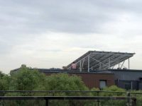 不住人就不是違建？松江一別墅居民在屋頂裝2米高太陽能電池板惹爭議