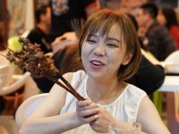 再不用盯著屏幕流口水了，美食紀錄片《人生一串》首家體驗店在上海迎客