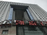 懸掛23年的超大店招終于拆了！位于靜安凱旋門大廈上，銹跡斑斑隱患嚴重