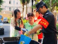 垃圾分類是居委大媽的活兒?上海這個街道的干部“班前班后一小時”蹲守垃圾箱房 垃圾分類是居委大媽的活兒?上海這個街道的干部“班前班后一小時”蹲守垃圾箱房