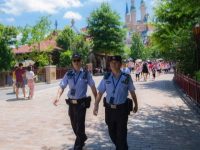 迪士尼倒票“黃牛”近乎絕跡，但“VIP免排隊”無證導游管理到底難在哪兒？