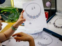 百年銀樓老鳳祥用高科技鑲鉆？培羅蒙定制新衣只花6小時？那些越活越年輕的老字號們