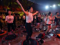 上海“全民健身日”花樣多,蹦床、魔力足球九宮格……還能看體育電影 上海“全民健身日”花樣多,蹦床、魔力足球九宮格……還能看體育電影