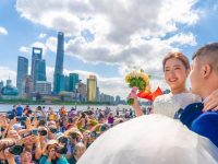 游客也來玫瑰婚典當“證婚人”，長三角新人在上海外灘辦起了集體婚禮