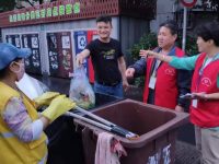 上海這個地方流傳垃圾分類“神曲”，以前“天女散花”,如今居民變成“神分手”