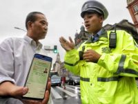 上海啟用駕駛證、行駛證“電子亮證”首日，不少駕駛員表示不知情