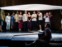 演出持續到凌晨兩點半，上海觀眾奉陪到底，這部8個小時的史詩劇有什么魔力？