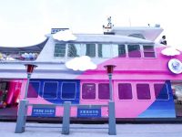 黃浦江上，為何有條紅色巨魚？