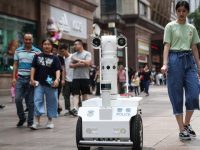 上海首臺警用巡邏機器人亮相南京東路