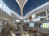 去浦東機場衛星廳請提前候機，那里吃喝掃貨或讓你恨時太短