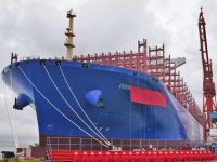 這船比航空母艦大得多，“巨無霸”集裝箱船“行星”號在上海交付