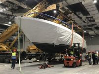 第二屆進博會首件展品——20米長的巡邏船今天“開”進四葉草