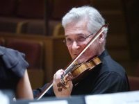 一手小提琴一手指揮棒，這場音樂會上，著名小提琴家祖克曼“分飾兩角”