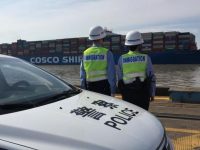 2000多千克法國紅酒抵滬參展,洋山邊檢民警登輪辦理入境通關手續 2000多千克法國紅酒抵滬參展,洋山邊檢民警登輪辦理入境通關手續