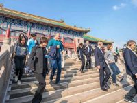 我們在中國近百年、我來上海超10次、我們賺了很多錢……洋高參為何在上海炫數字？