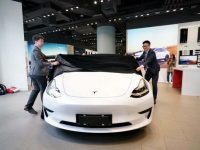 上海速度!首批國產特斯拉Model 3今日送進全國門店 上海速度!首批國產特斯拉Model 3今日送進全國門店