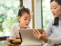 別人在學英語,這位學生在偷看偵探小說,“5G+教育”時代老師會這么干 別人在學英語,這位學生在偷看偵探小說,“5G+教育”時代老師會這么干