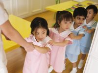 國家衛健委推廣上海等地托育服務成熟經驗，鼓勵公辦、民辦幼兒園往下延伸開設托班