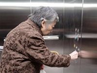 一天內，上海一小區有7臺老房加裝電梯交付使用