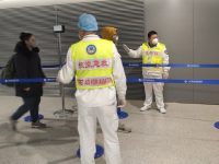 武漢抵達上海航班旅客下機即測體溫,上海兩大機場對公共區域、測溫通道重點消毒 武漢抵達上海航班旅客下機即測體溫,上海兩大機場對公共區域、測溫通道重點消毒