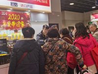 帶了1200元，半小時后只剩300元！上海阿姨爺叔搶購地產年貨拼“眼光毒裝備足”