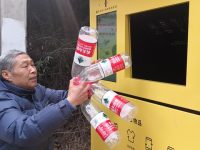 10個塑料瓶能變1個環保袋,人人叫好的垃圾分類“閉環”還有哪幾道坎? 10個塑料瓶能變1個環保袋,人人叫好的垃圾分類“閉環”還有哪幾道坎?