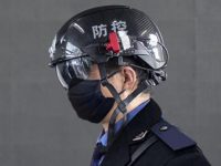 工作人員戴上頭盔,走在人群中,頭盔自動識別人群中發熱人員 工作人員戴上頭盔,走在人群中,頭盔自動識別人群中發熱人員