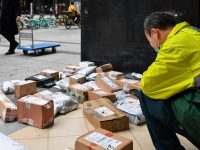 小區外快遞堆積影響正常行走怎么辦？上海一小區三方共治破解“快遞圍城”