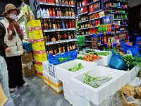 社區商鋪也在默默服務：有的讓居民開門“自提”防護用品，有的小超市承擔額外送貨任務