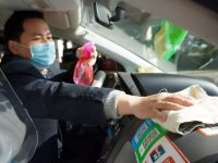 即日起，在上海乘坐公交、出租車必須佩戴口罩