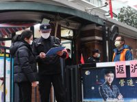 600多名特殊居民統一零點下樓“挑刺”，上海455個住宅小區物業夜半“受檢”